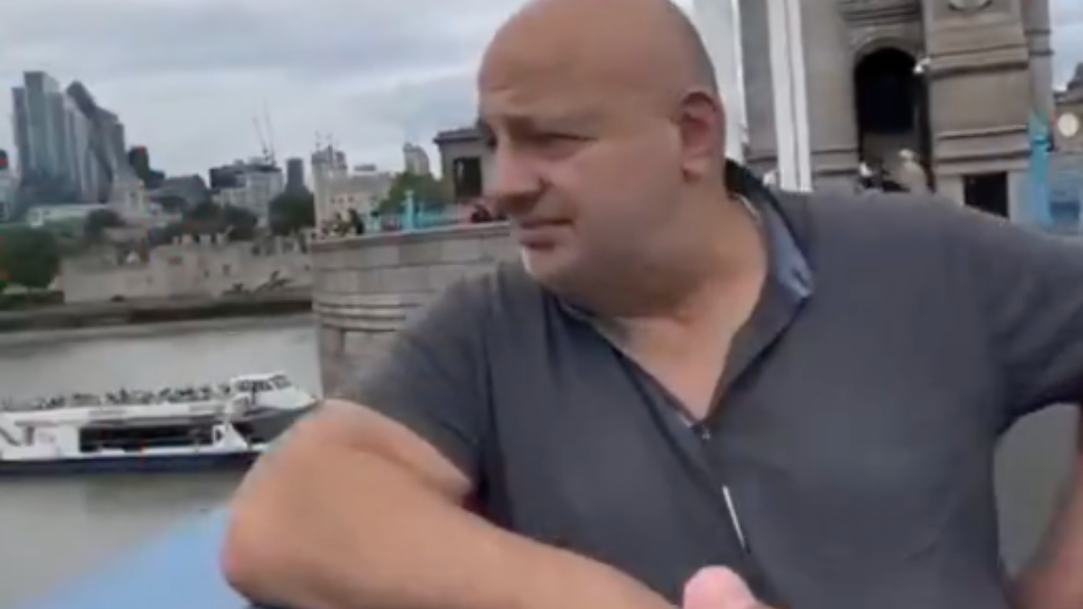 Bir genç, Londra’yı gezdirdiği babasına Tower Bridge görüntüsünü beğendiremedi. "Burada