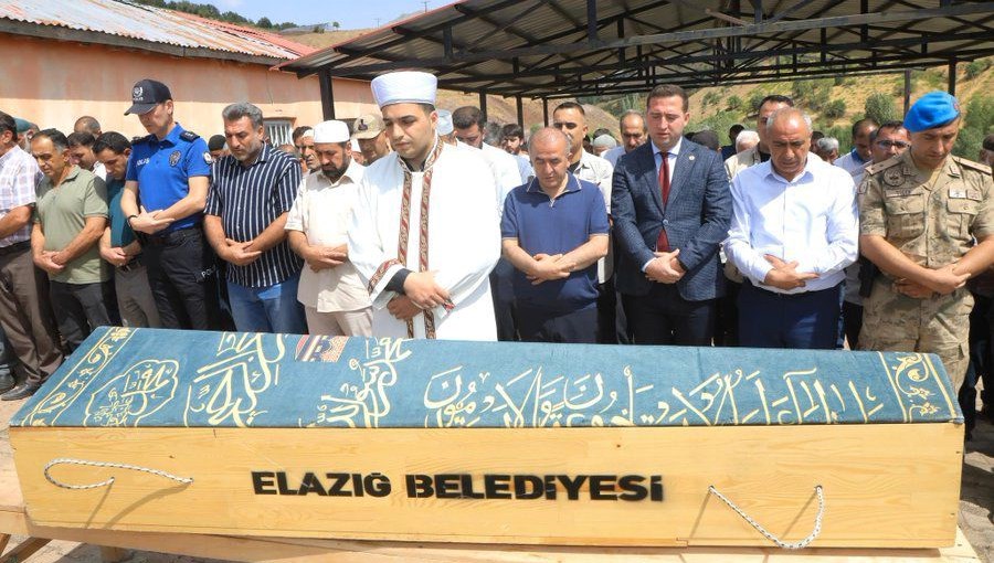 Elazığ'ın Palu ilçesi Kayaönü köyündeki maden işletmesinde meydana gelen göçükte mahsur