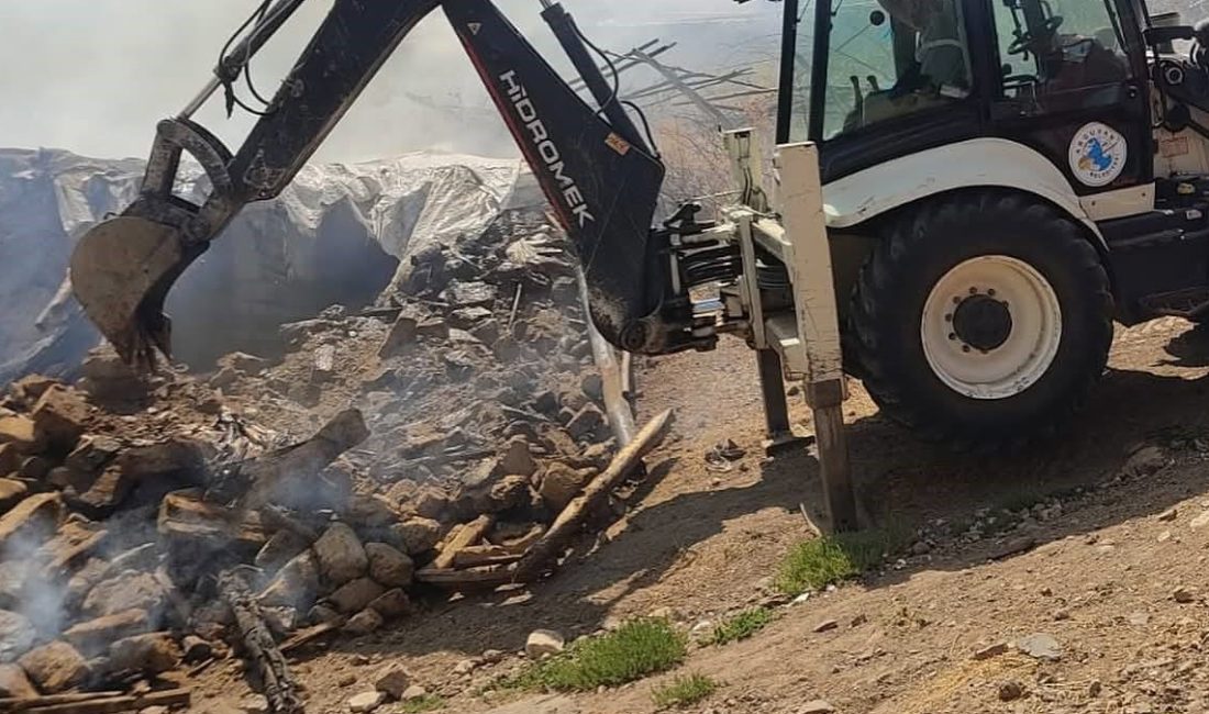 Arguvan ilçesinde bir ahırda şimdi bilinmeyen bir nedenle çıkan yangında