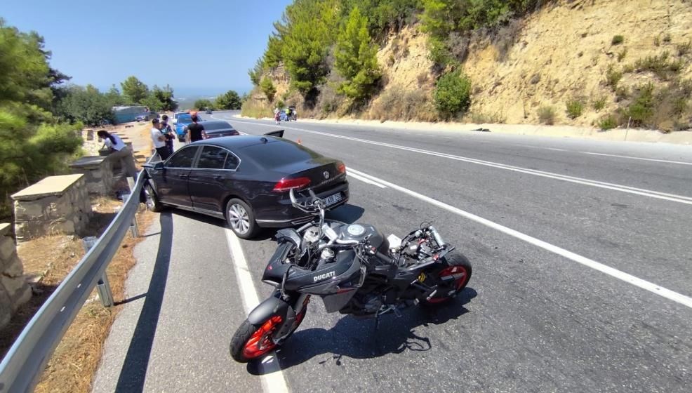 Antalya'nın Manavgat ilçesinde seyir halindeyken karşı şeride geçen motosiklet kazaya