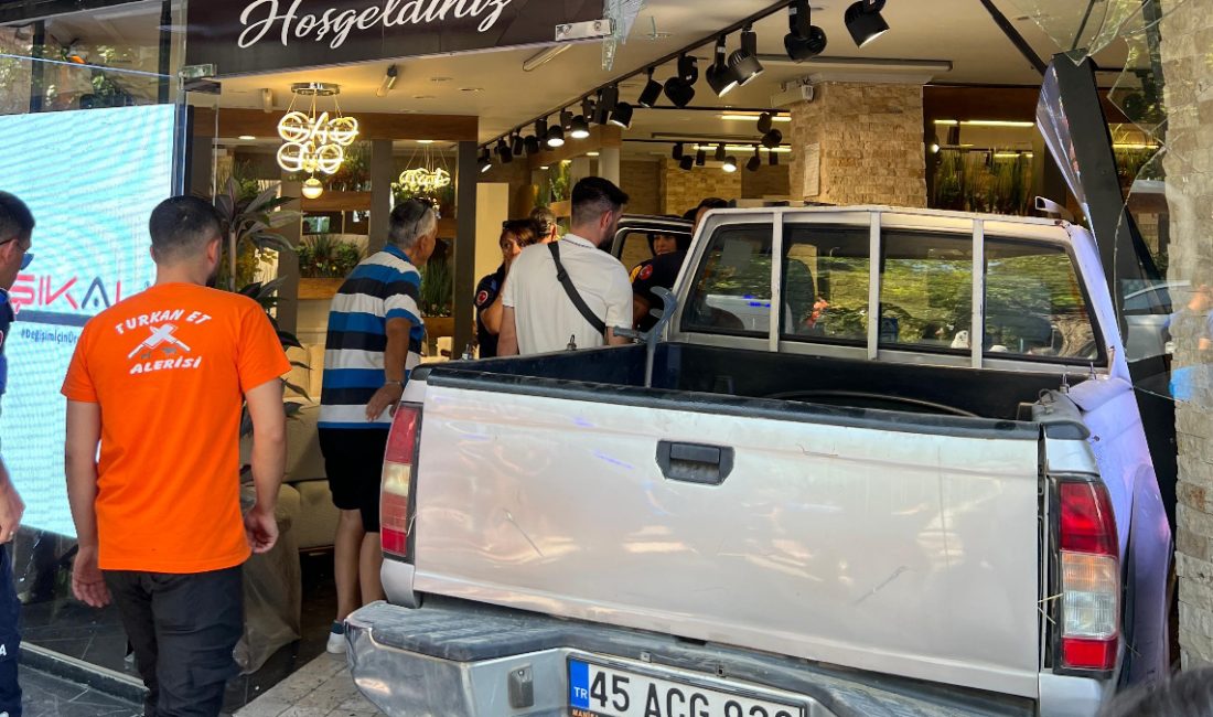 Manisa’nın Şehzadeler ilçesinde şoförünün tansiyonu düşen araç önündeki araca çarpıp,