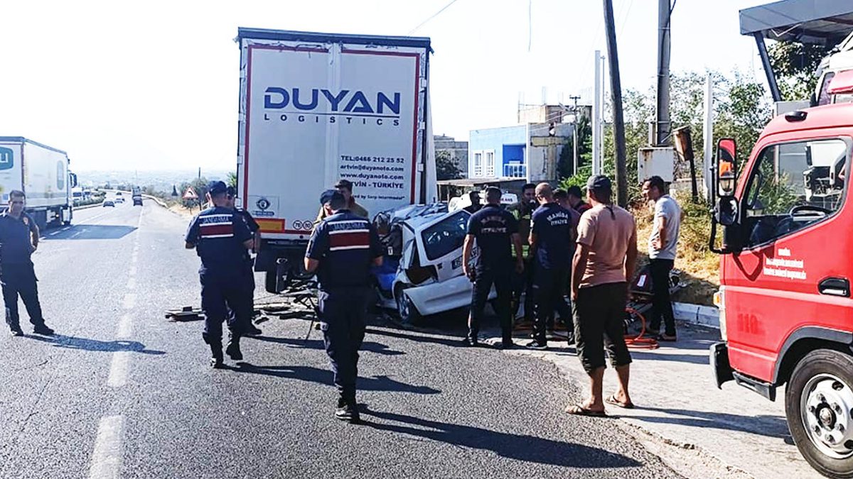 Manisa'da arabanın tıra geriden çarptığı kazada 18 ve 14 yaşındaki