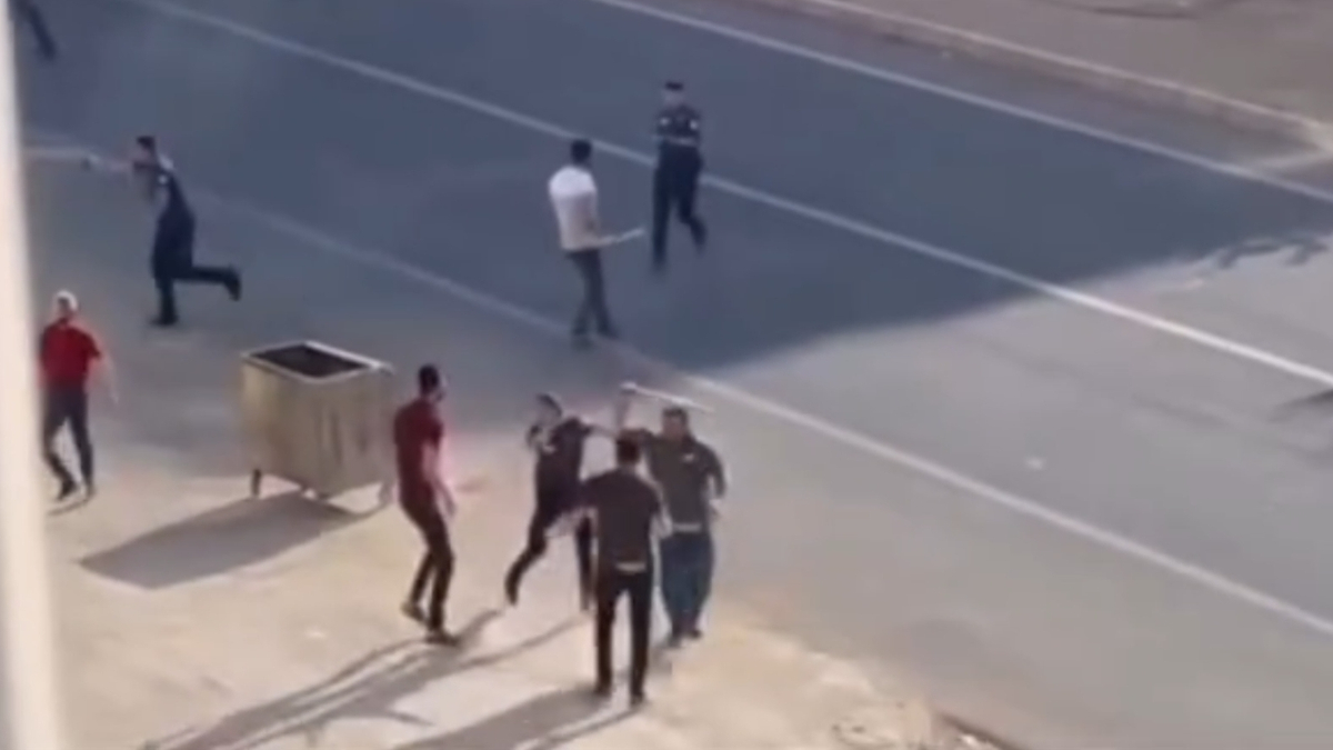 Mardin'de iki aile ortasında boşanma problemi nedeniyle çıkan taşlı ve
