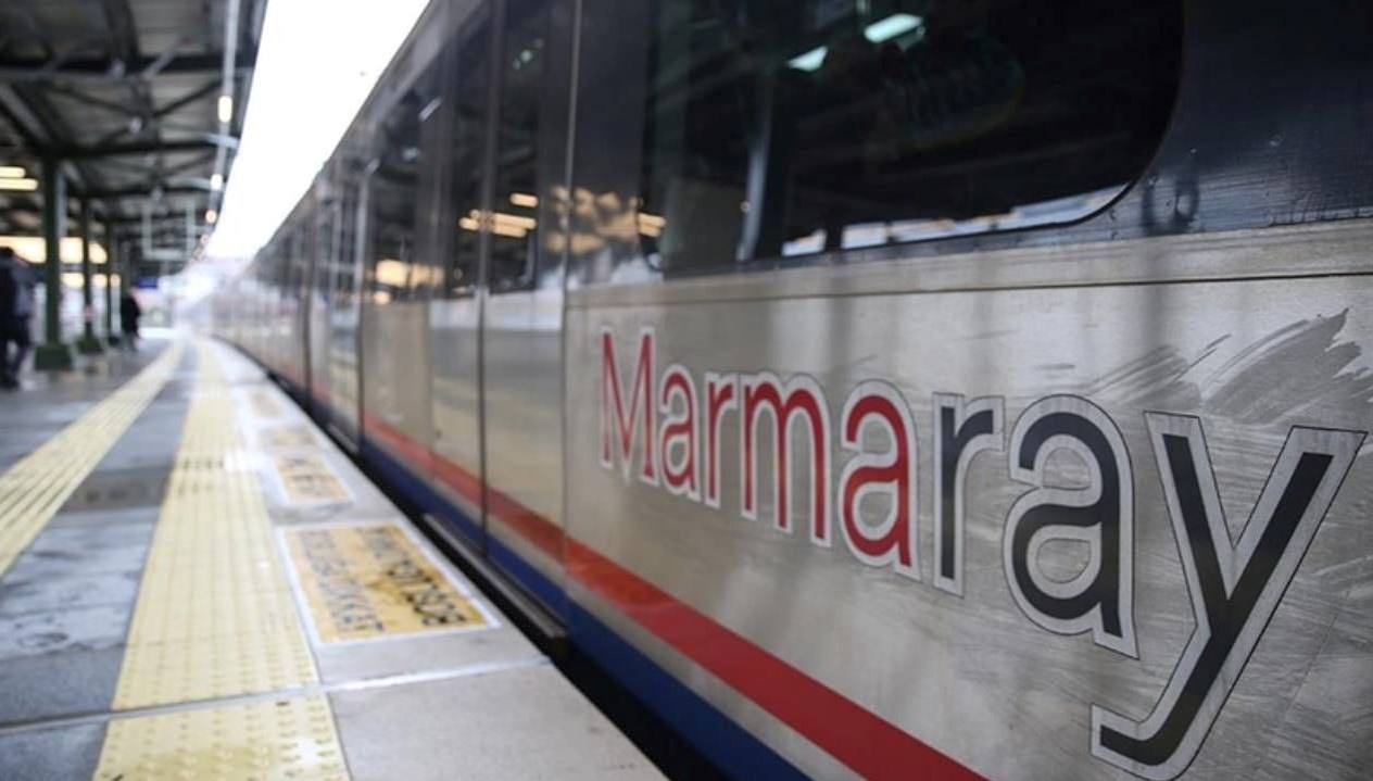Marmaray duraklarında 1 saat ortayla iki kişi raylara atlayarak hayatına