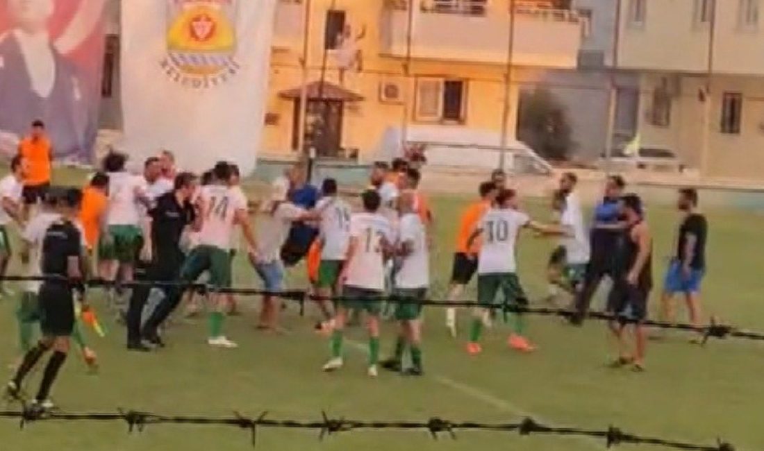 Tarsus Belediyesi’nin düzenlediği futbol turnuvasında saha bir anda karıştı, futbolcular