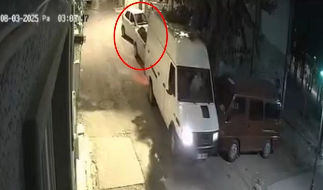 Bursa'da sürücüsünün geri hareket yaptığı kamyonet, park halindeki 2 arabaya