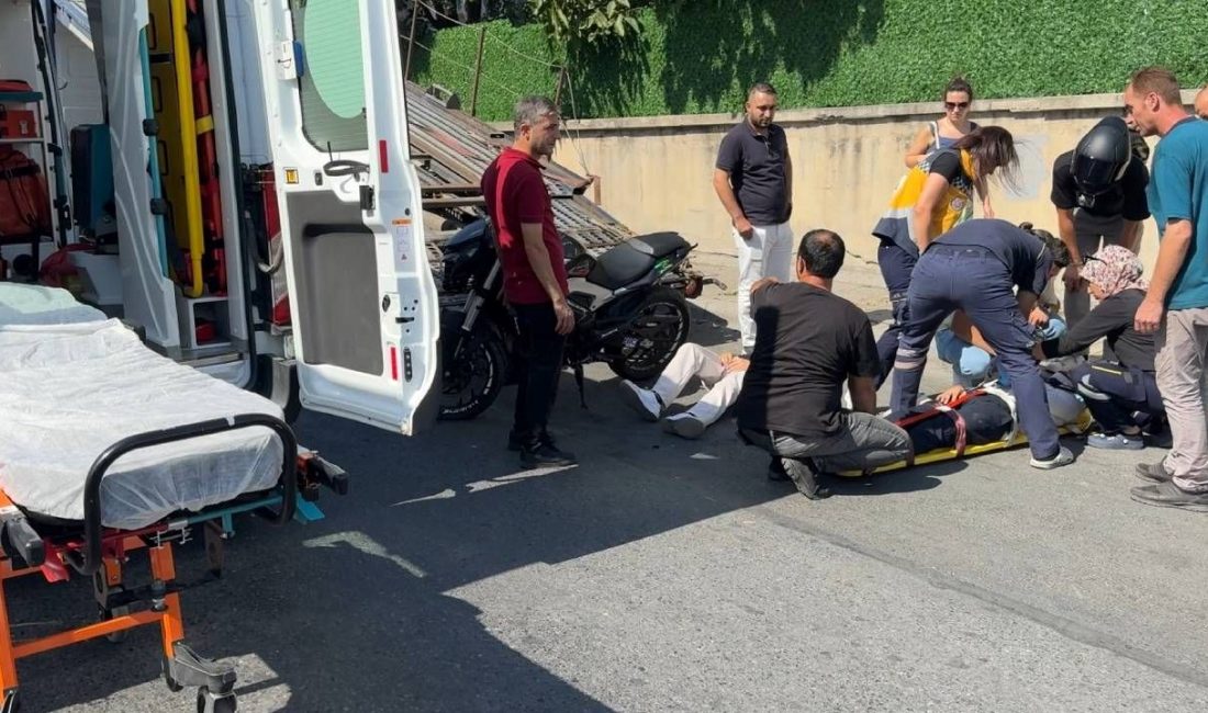 İstanbul'da şoförünün direksiyon hakimiyetini kaybettiği motosiklet, park halindeki çekiciye geriden