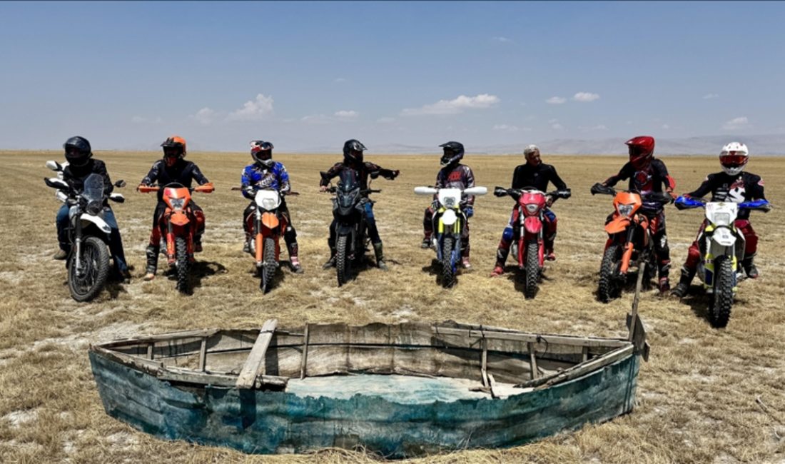 Konya'da motosiklet sporcuları, iklim krizinin etkisiyle kuruyarak çorak bir araziye