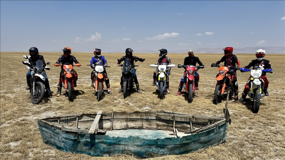 Konya'da motosiklet sporcuları, iklim krizinin etkisiyle kuruyarak çorak bir araziye