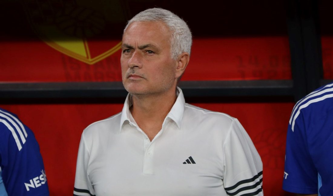 Fenerbahçe Teknik Yöneticisi Jose Mourinho, Feyenoord maçı 11'ine göre tek değişiklik