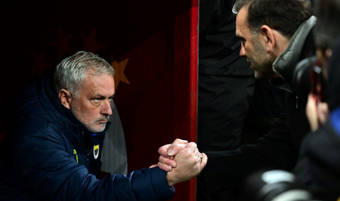 Galatasaray Teknik Yöneticisi Okan Buruk, Fenerbahçe Teknik Yöneticisi Jose Mourinho'ya