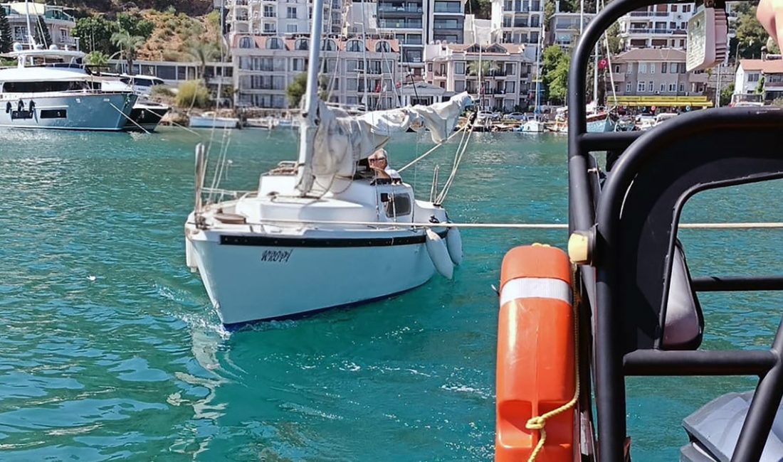 Fethiye ilçesi önlerinde arızalanan ve sürüklenen 8 metre uzunluğundaki yelkenli