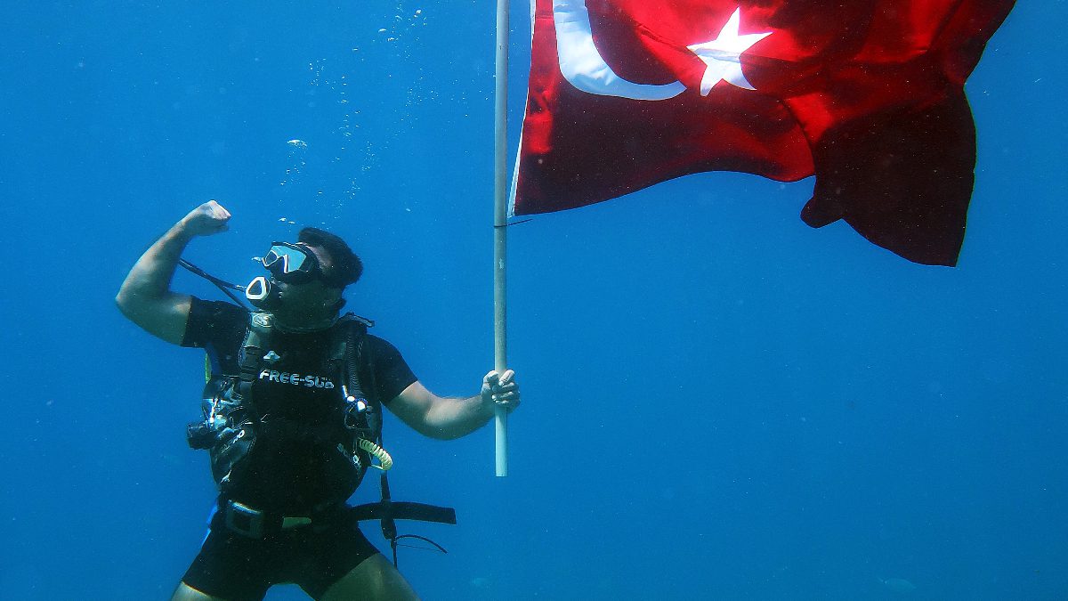Muğla'nın Fethiye ilçesinde dalgıçlar, 30 Ağustos Zafer Bayramı dolayısıyla deniz