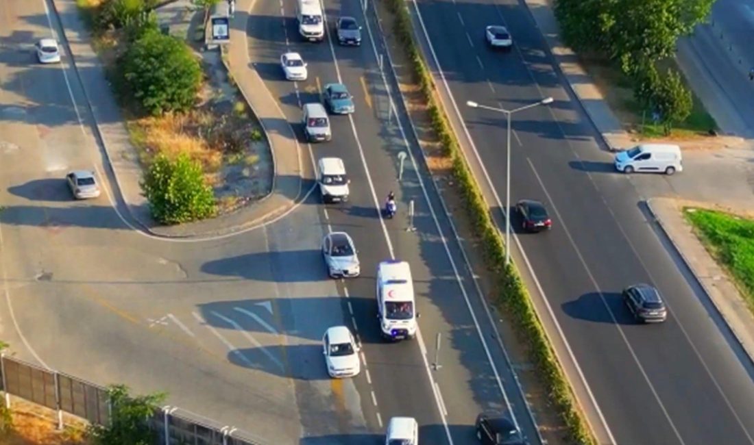 Muğla'da ambulanslara yol veren şoförlerin oluşturduğu hayat koridoru, trafik kontrol