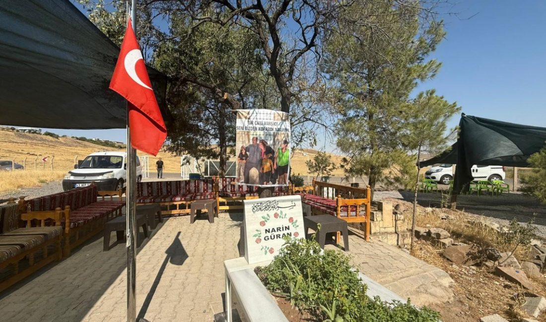 Vefat yılında Narin Güran'ın babaannesi Leyla Güran, torununun mezarı başında