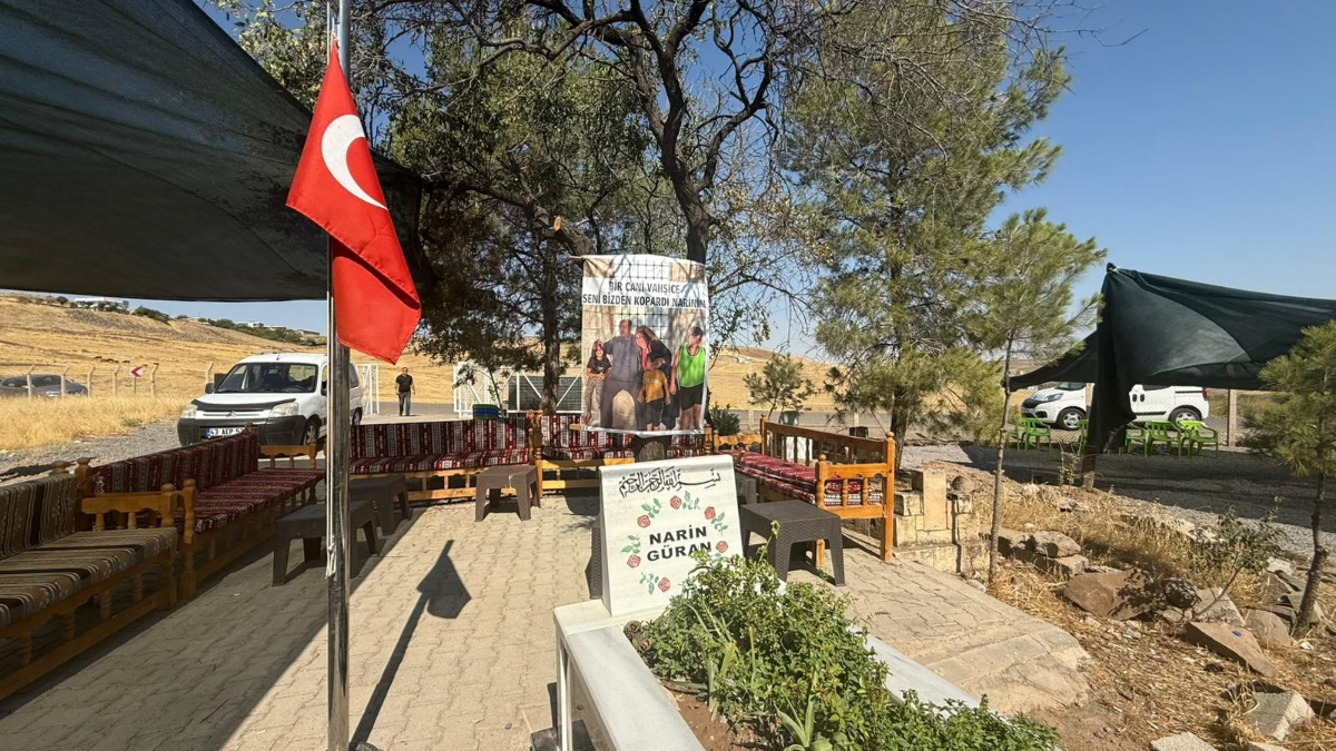 Vefat yılında Narin Güran'ın babaannesi Leyla Güran, torununun mezarı başında