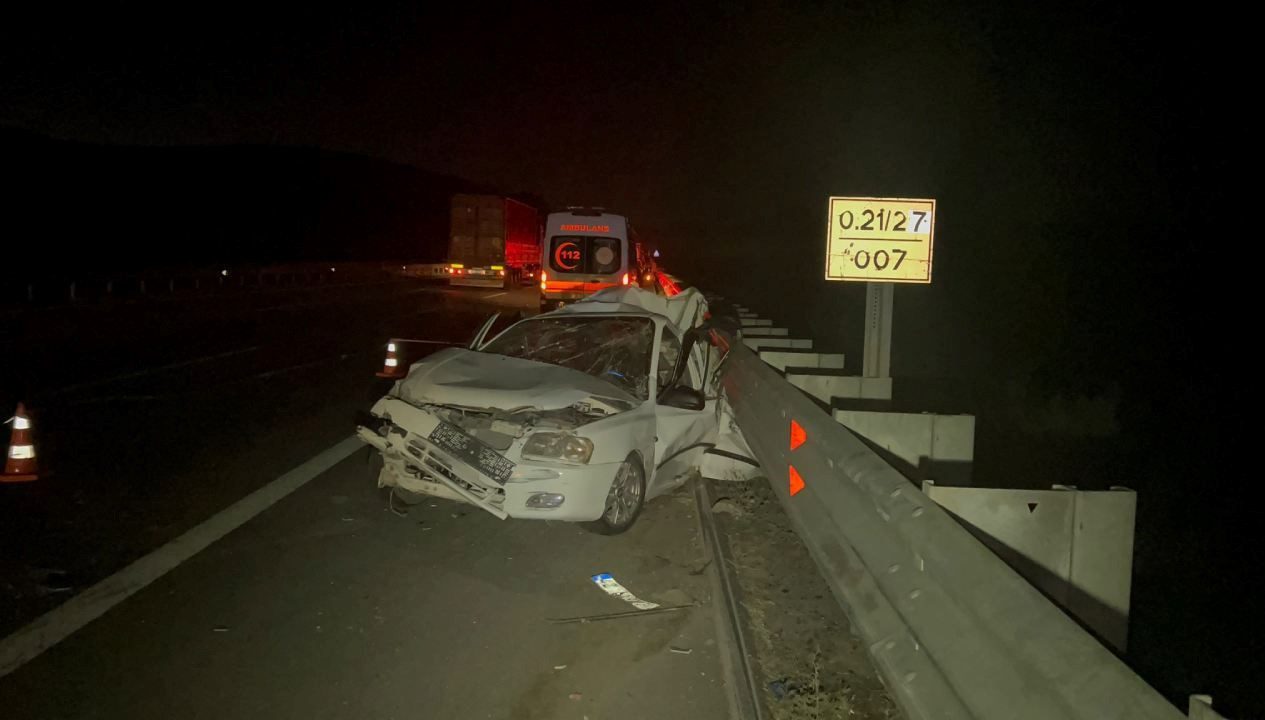 Niğde'de otoyolda emniyet şeridinde bekleyen arabaya gerisinden gelen TIR'ın çarptığı