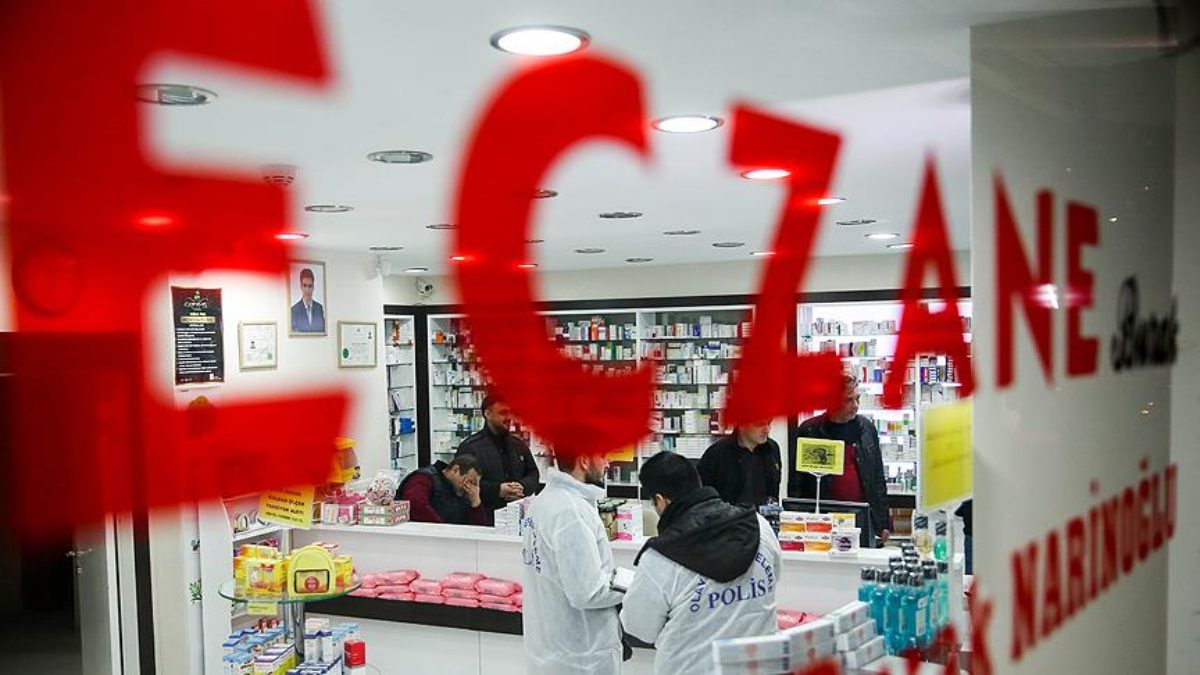 Nöbetçi sistemiyle çalışan eczaneler, resmi tatil günlerinde de aynı çalışma