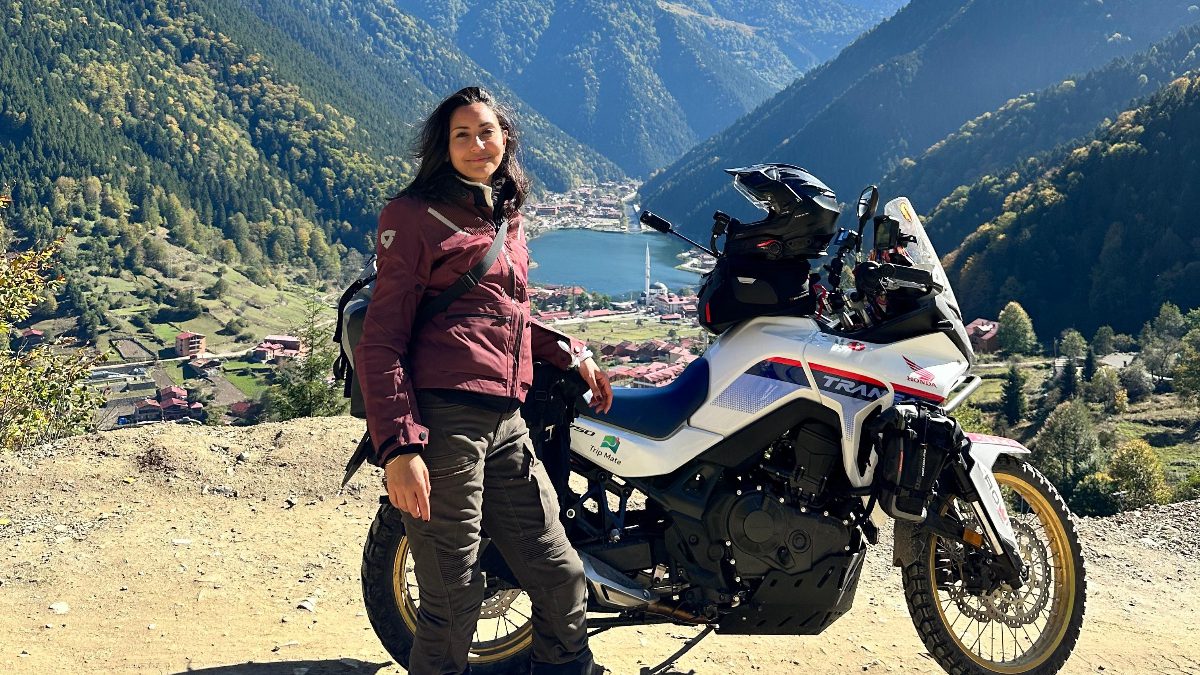 Motosikleti ile topraklı ve şiddetli yolları kullanarak tek başına 2