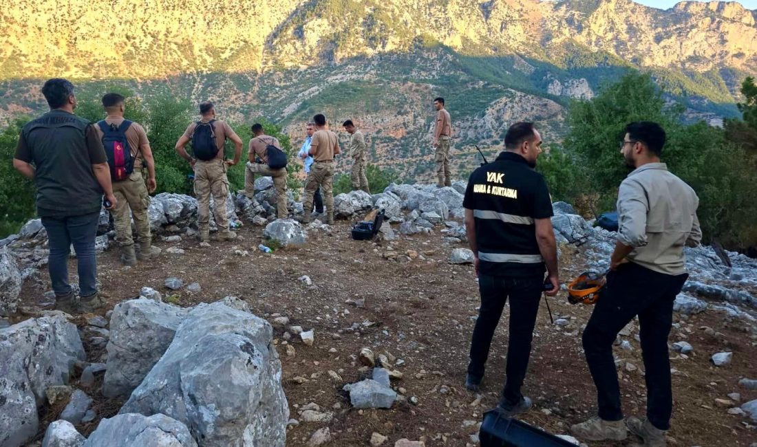 Adana'da çıkan orman yangınına müdahaleye giden takımdaki bir emekçi, dinlenmek