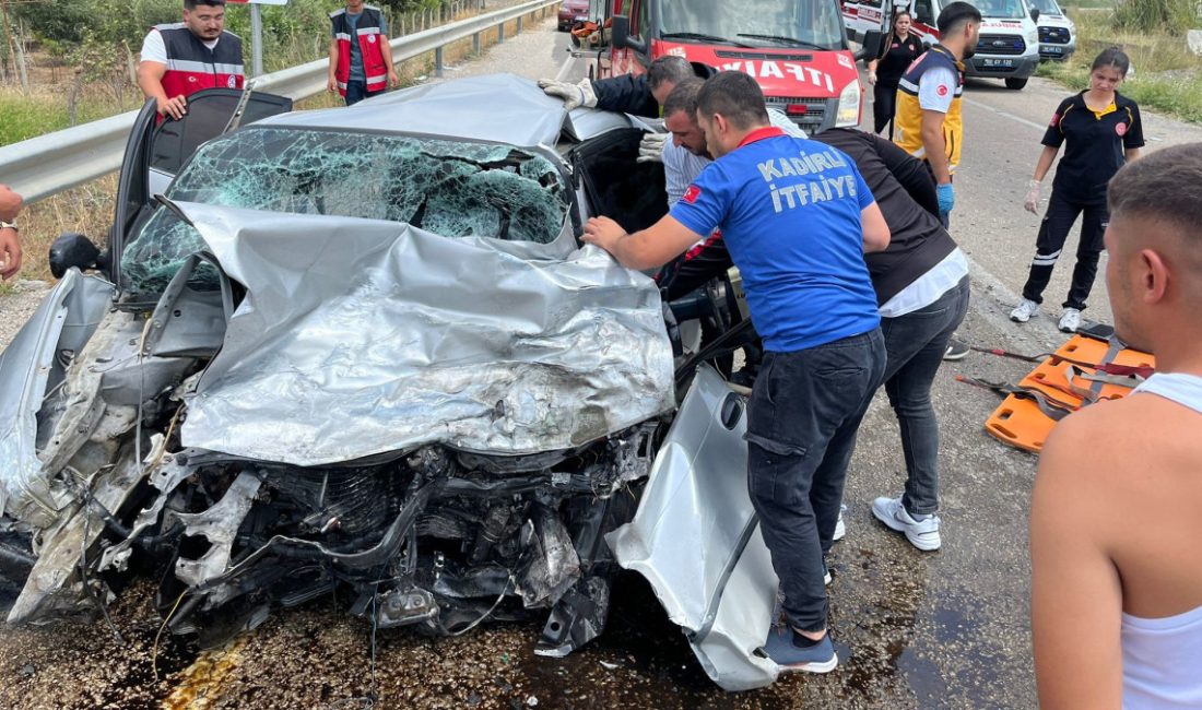 Kadirli ilçesinde iki arabanın baş başa çarpışması sonucu 1 kişi