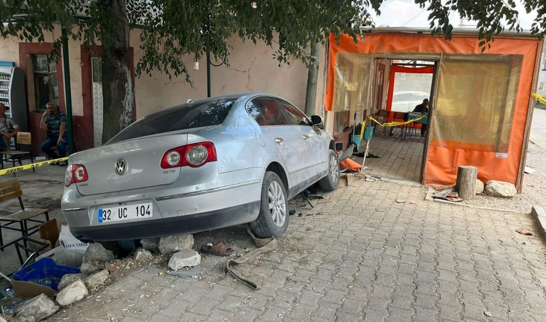 Isparta'da bir araba köy kahvehanesine girdi. Kazada bir kişi ömrünü