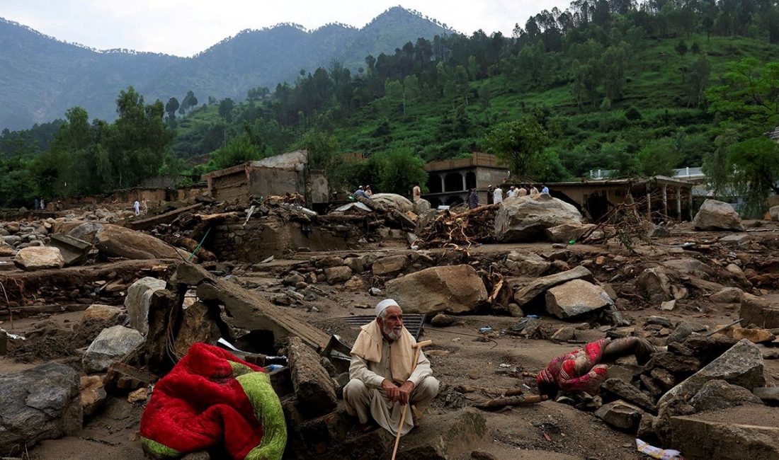 Pakistan'da muson yağmurlarının neden olduğu sel ve toprak kaymasında arama