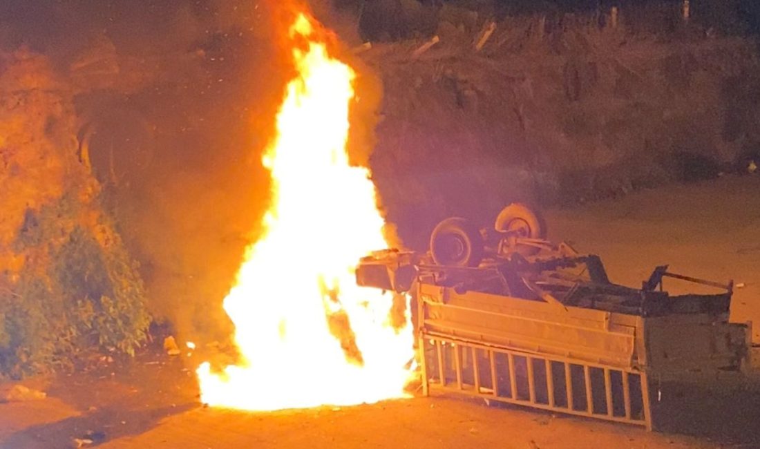 Kocaeli'de park halindeyken hareket ederek dereye düşen kamyonette yangın çıktı.