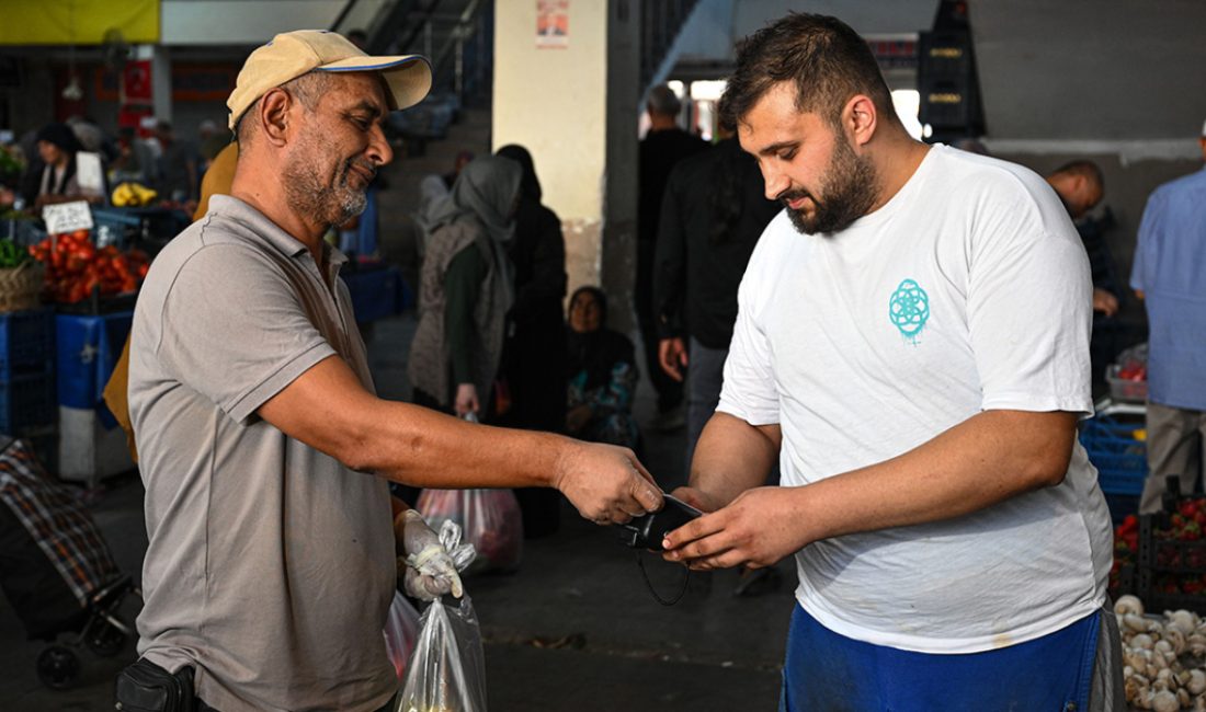 Tüketiciler, 15 Ağustos'tan itibaren, semt pazarlarındaki alışverişlerde kredi kartını daha