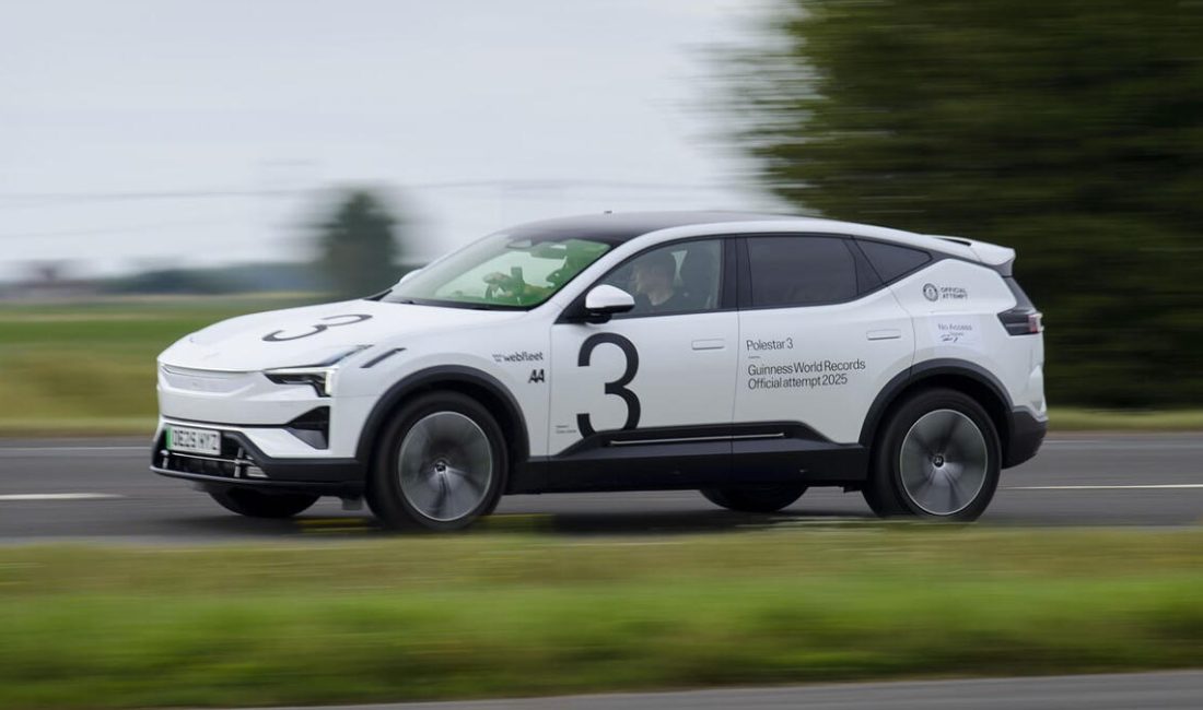 Polestar 3, İngiltere'de halka açık yollarda standart bir araçla yapılan