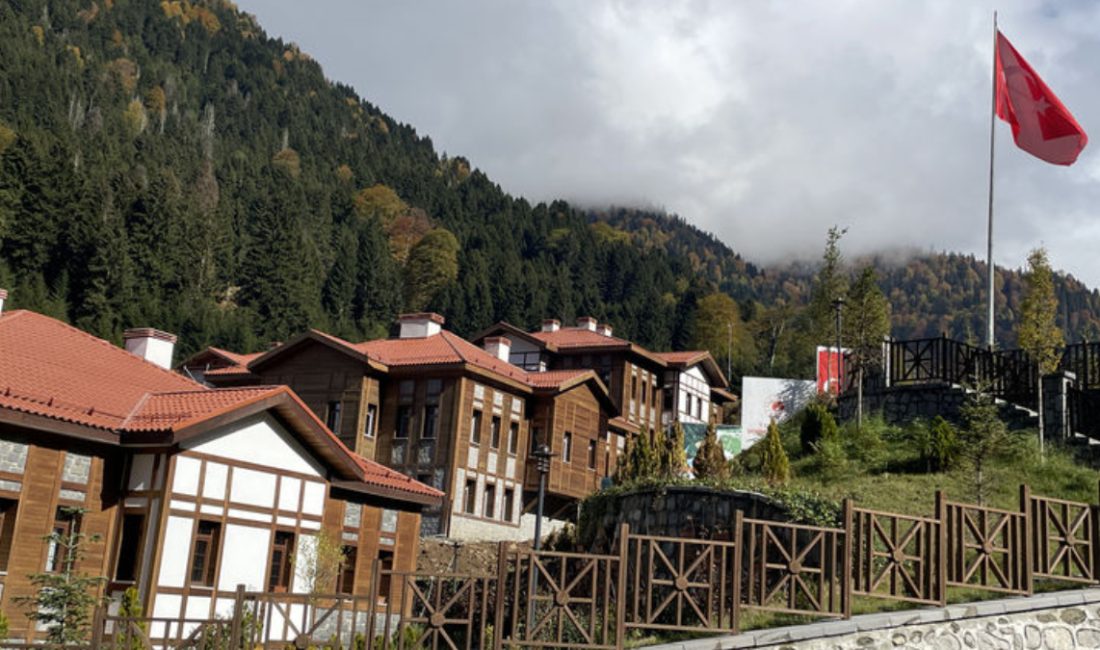 Rize'deki Ayder Yaylası ile yayla girişindeki otopark ortasında fiyatsız servis