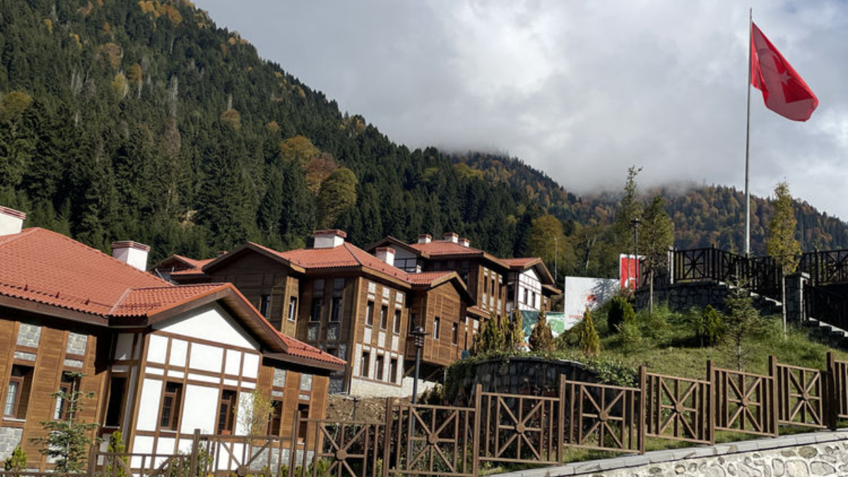 Rize'deki Ayder Yaylası ile yayla girişindeki otopark ortasında fiyatsız servis