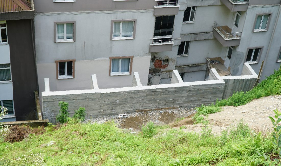 Rize Çayeli’deki heyelanda yıkılan istinat duvarı, uzman tekliflerine uygun olarak
