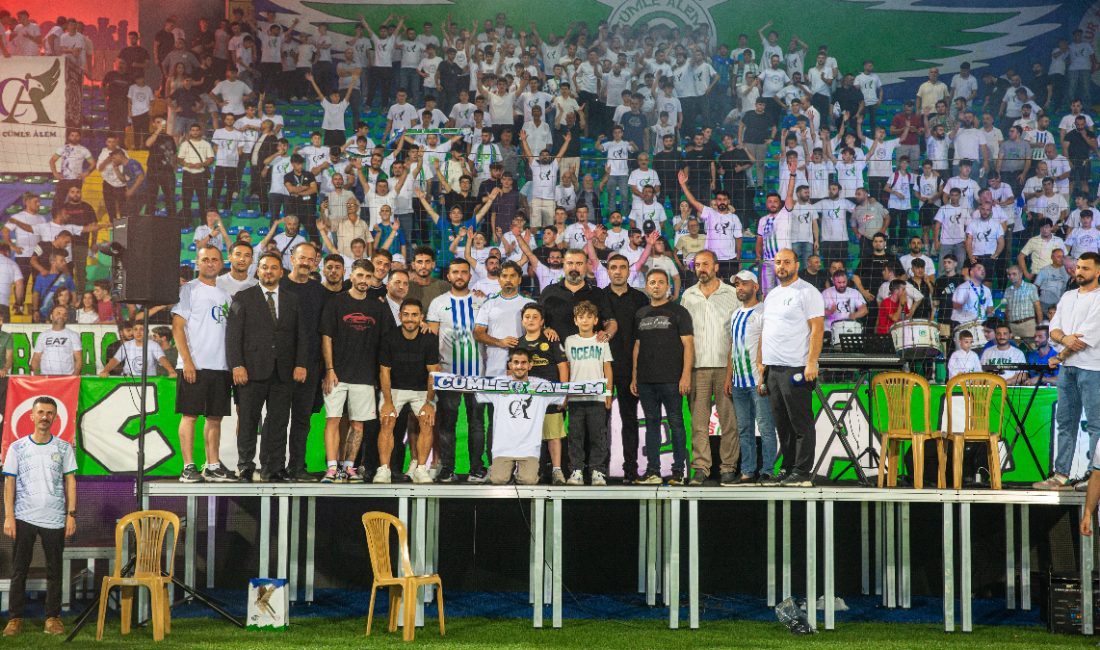 Rizespor idaresi ve ekibi Çaykur Didi Stadı'ndaki aktiflikte taraftarıyla bir