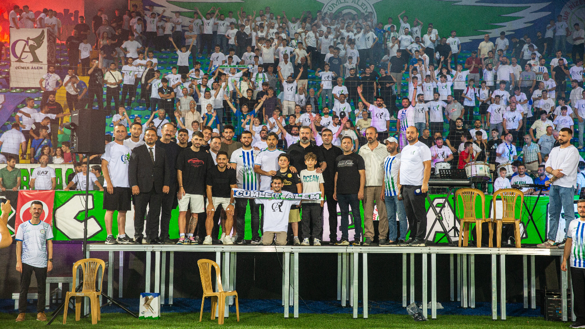 Rizespor idaresi ve ekibi Çaykur Didi Stadı'ndaki aktiflikte taraftarıyla bir
