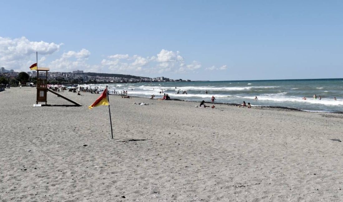 Samsun'da serinlemek için girdikleri denizde boğulma tehlikesi geçiren anne ve