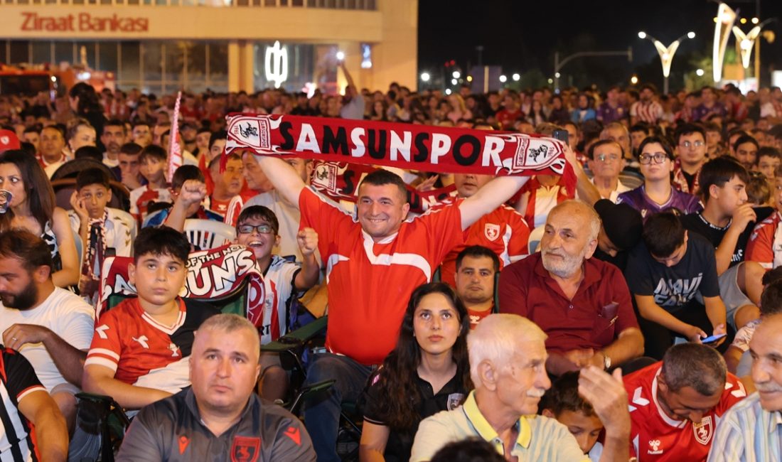 Samsunsporlu taraftarlar, 27 yıl sonra Avrupa'da uzunluk gösteren gruplarını Cumhuriyet