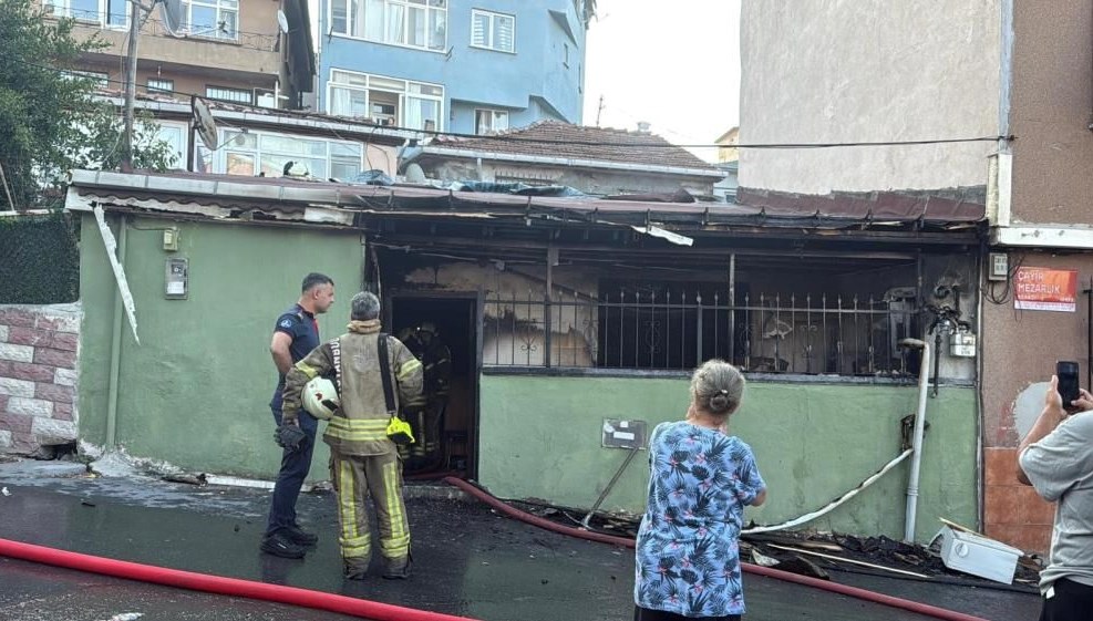 İstanbul Sarıyer'de bir gecekonduda çıkan yangında iki kardeş ağır yaralandı.