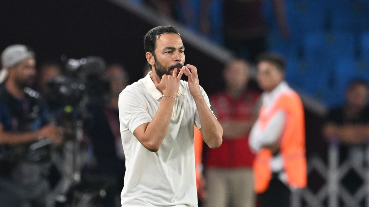 Süper Lig takımlarından Kocaelispor'un Teknik Yöneticisi Selçuk İnan, Trabzonspor müsabakasında