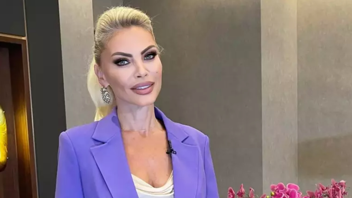 Bodrum'da lüks aracıyla seyir halinde olan Seray Sever, bir motosiklete
