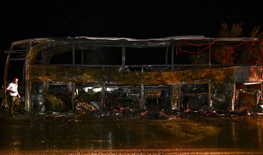 Anadolu Otoyolu'nda gece yarısı seyir halindeyken alev alan yolcu otobüsü