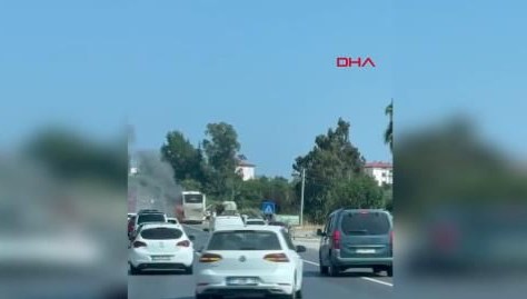 Antalya'da Polonyalı turistleri taşıyan çeşit otobüsünde çıkan yangın paniğe neden oldu.