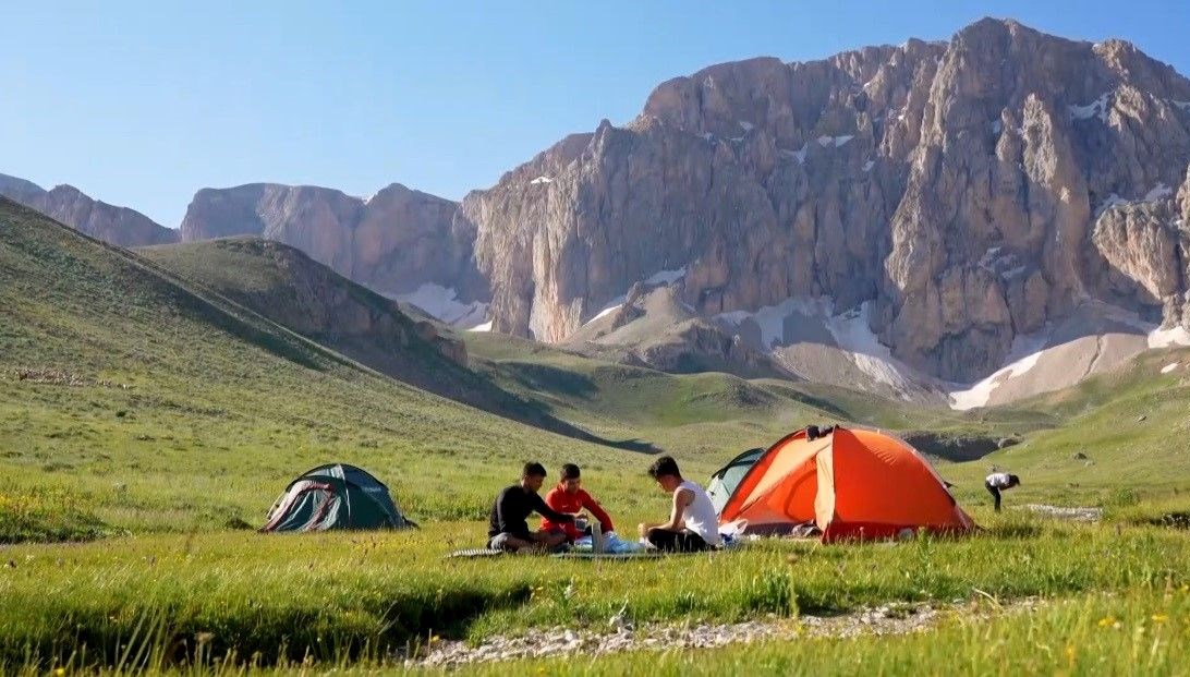 Hava sıcaklığının öğlen saatlerinde 40 dereceyi bulduğu Erzincan’da, sıcaktan bunalan