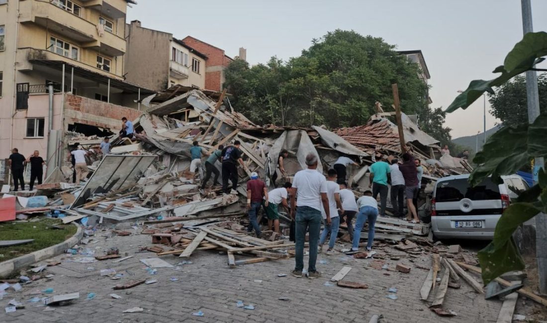 Balıkesir'in Sındırgı ilçesinde 10 Ağustos'ta meydana gelen 6.1 büyüklüğündeki sarsıntının