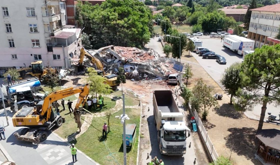 6.1 büyüklüğündeki sarsıntıyla sarsılan Sındırgı'da sayısı bin 200'ü aşan artçılar