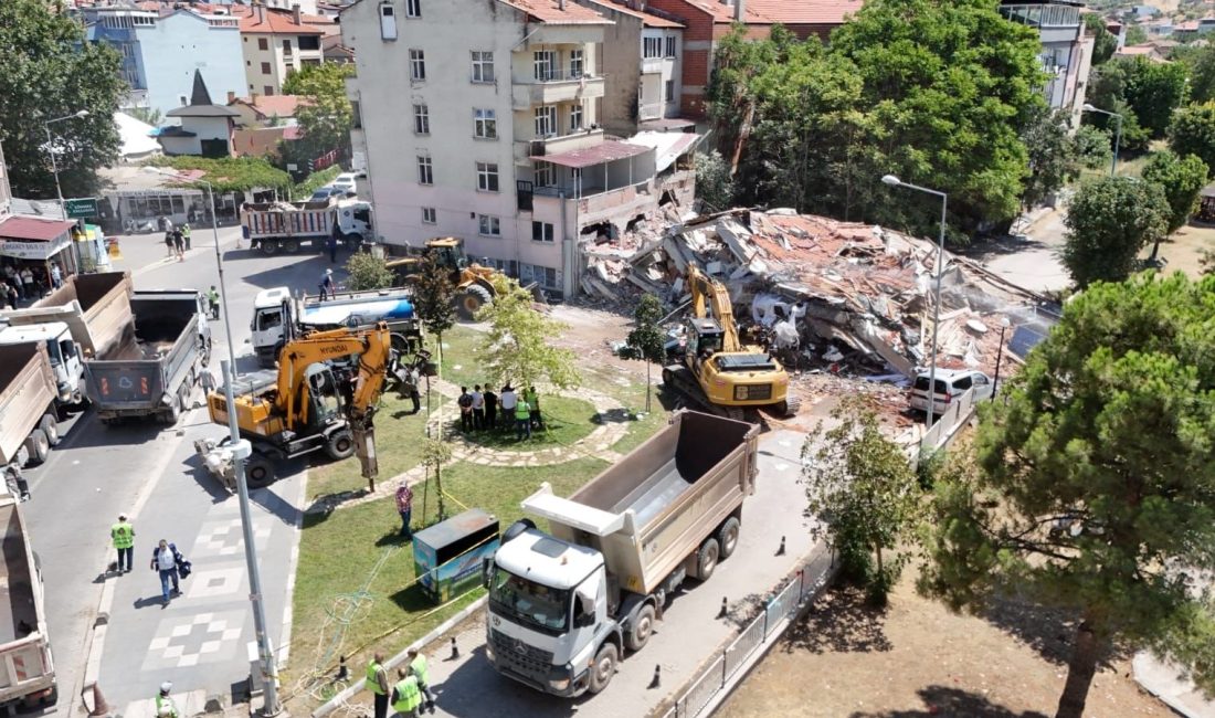 Bakan Murat Kurum, Sındırgı merkezli 6.1'lik zelzelenin akabinde yapılan hasar