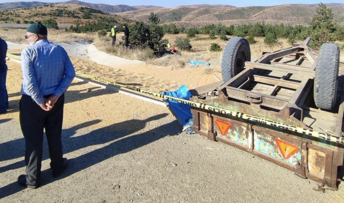 Yıldızeli ilçesinde buğday yüklü traktör devrildi, kazada 2 kişi hayatını