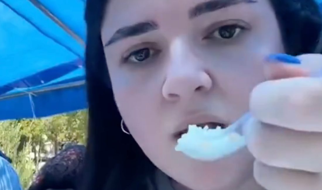 Bir genç kızın, babaannesi ve dedesi için düzenlenen mevlit yemeğinde,