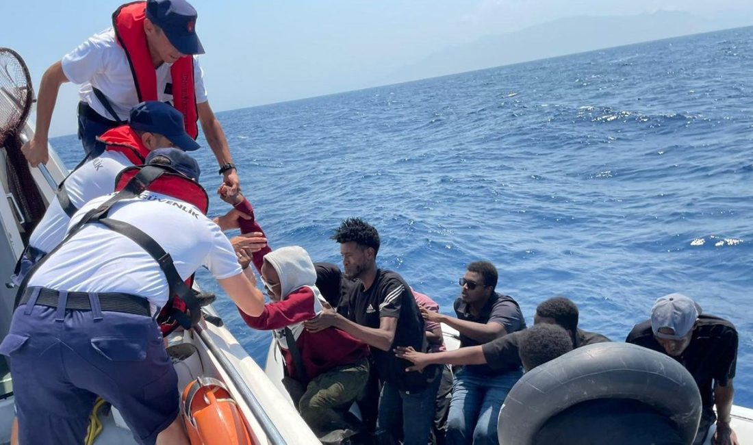 Kıyı Güvenlik grupları, İzmir Seferihisar açıklarında su alarak batma tehlikesi altında