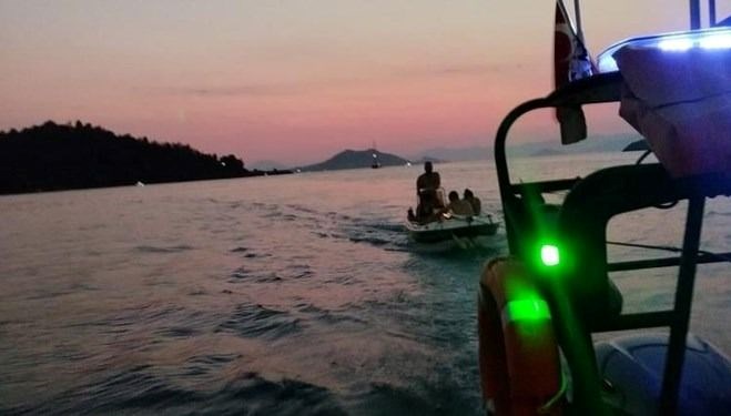 Muğla'nın Fethiye açıklarında dümen arızası nedeniyle sürüklenen teknedeki 4 kişi
